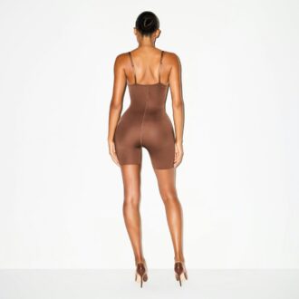 SKIMS ULTIMATE BODY BUTT OCH HÖFTSTÄRKANDE MIDDELÅRSBODY