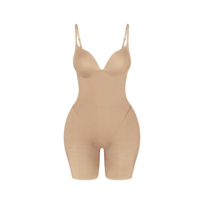 SKIMS ULTIMATE BODY BUTT OCH HÖFTSTÄRKANDE MIDDELÅRSBODY