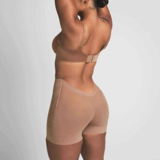 SKINKA SKULPTAD LÅG RYGG SHORT