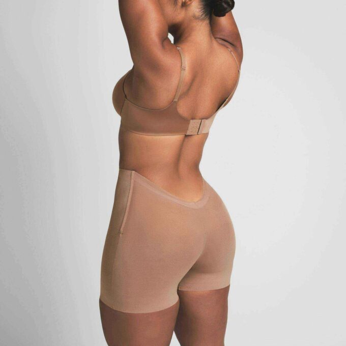 SKINKA SKULPTAD LÅG RYGG SHORT SKINKA SKULPTAD LÅG RYGG SHORT