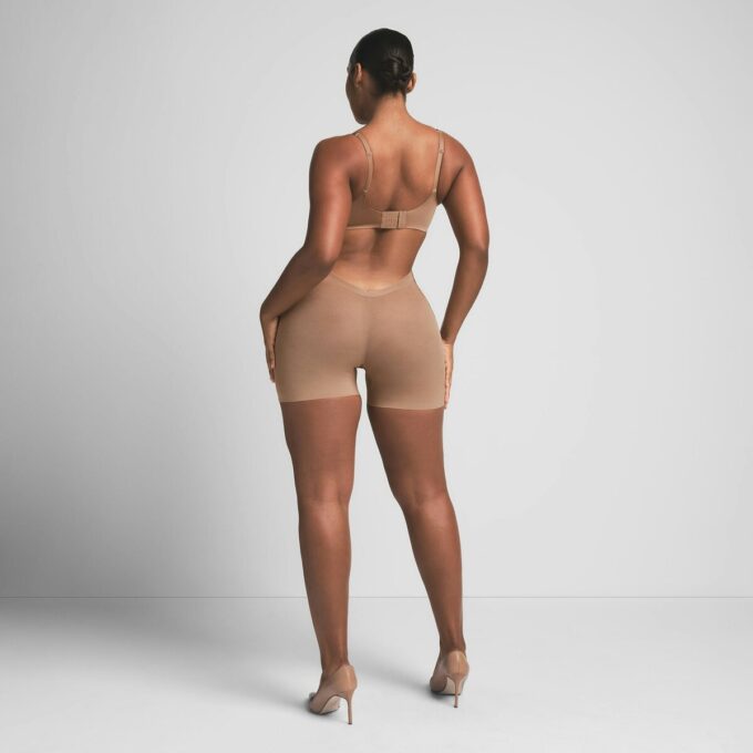 SKINKA SKULPTAD LÅG RYGG SHORT SKINKA SKULPTAD LÅG RYGG SHORT