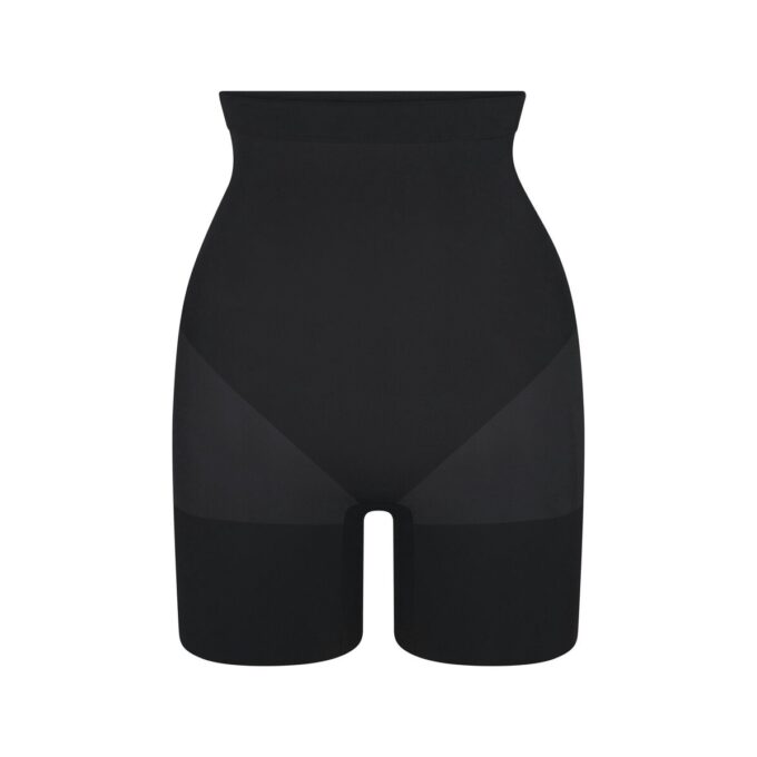SKINNLIGA SÖMLÖSA HÖGMIDDAD SHORTS TILL LÅRET