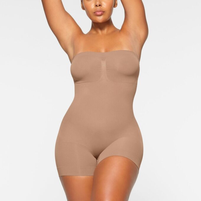 SÖMLÖS SKULPT ARBANDSLÖS SHORTIED BODY SÖMLÖS SKULPT ARBANDSLÖS SHORTIED BODY