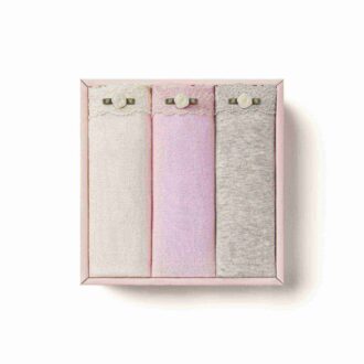 SÖMLÖSA JUNIORS BIKINI MED SPETSER I BOMULL, 3-PACK SÖMLÖSA JUNIORS BIKINI MED SPETSER I BOMULL, 3-PACK
