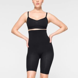 SÖMLÖSA SKULPT HÖGA MIDJOR OVENFÖR KNÄET SHORT SÖMLÖSA SKULPT HÖGA MIDJOR OVENFÖR KNÄET SHORT