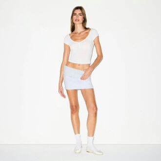 ULTRA LÄTT JERSEY-T-SHIRT MED ROLLUPPRINGAD HALS ULTRA LÄTT JERSEY-T-SHIRT MED ROLLUPPRINGAD HALS