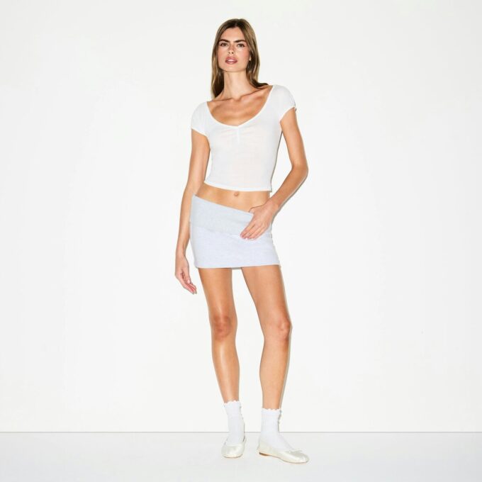 ULTRA LÄTT JERSEY-T-SHIRT MED ROLLUPPRINGAD HALS